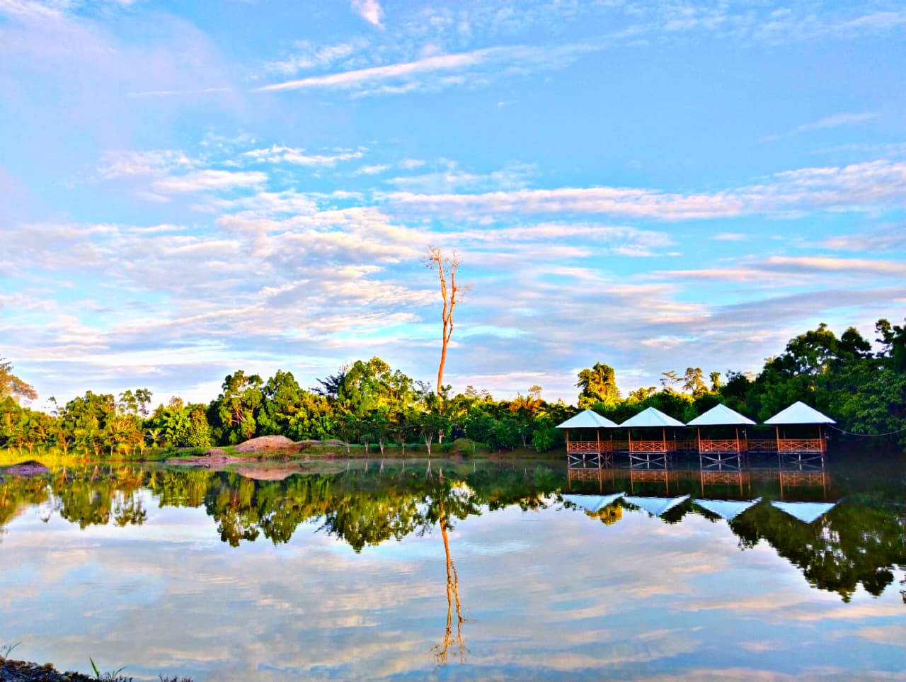 Kolam Pancing dan Gazebo Elias Mirip