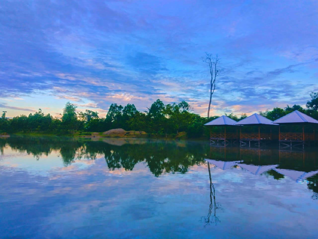 Gazebo Santai Kolam Elias Mirip